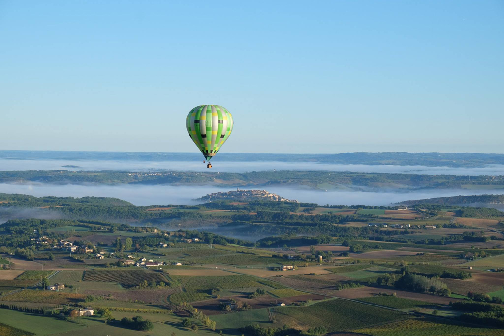 Admirer au petit matin Cordes sur Ciel en montgolfière